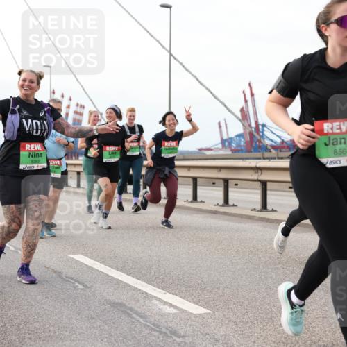 03.10.2025 - Köhlbrandbrückenlauf Lena Gebhardt http://msf.ph/oto/9205869 03.10.2025 16:02:51 Position 2 9276, 8053, 8564 meine-sportfotos.de