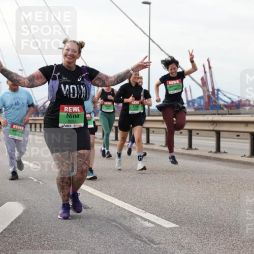 03.10.2025 - Köhlbrandbrückenlauf Lena Gebhardt http://msf.ph/oto/9205871 03.10.2025 16:02:51 Position 2 9276, 111, 8053 meine-sportfotos.de