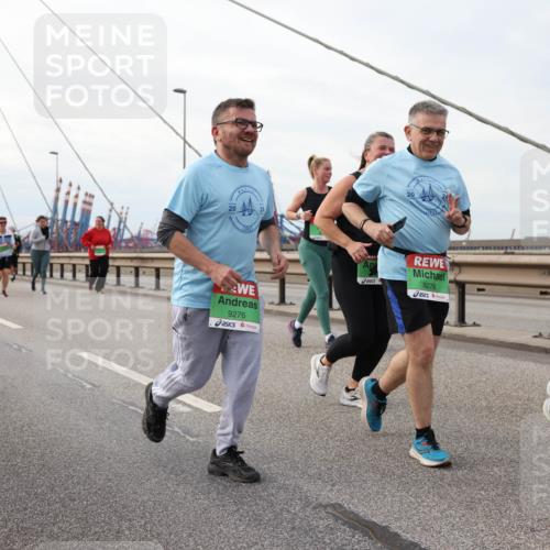 03.10.2025 - Köhlbrandbrückenlauf Lena Gebhardt http://msf.ph/oto/9205886 03.10.2025 16:02:54 Position 2 20, 24, 9276, 20, 9278 meine-sportfotos.de