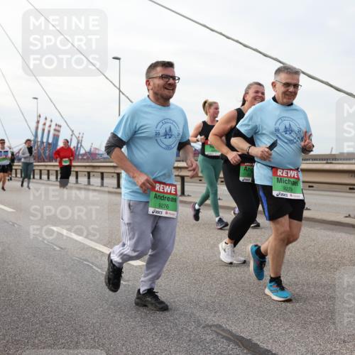03.10.2025 - Köhlbrandbrückenlauf Lena Gebhardt http://msf.ph/oto/9205887 03.10.2025 16:02:54 Position 2 20, 24, 9276, 20, 9278 meine-sportfotos.de