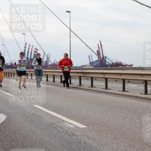 03.10.2025 - Köhlbrandbrückenlauf Lena Gebhardt http://msf.ph/oto/9205898 03.10.2025 16:02:56 Position 2  meine-sportfotos.de