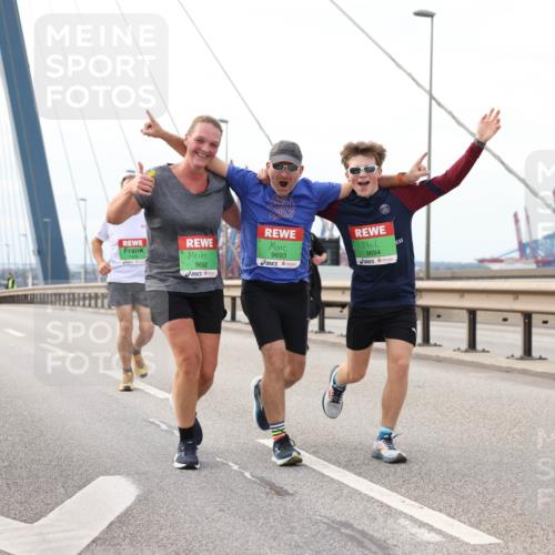 03.10.2025 - Köhlbrandbrückenlauf Lena Gebhardt http://msf.ph/oto/9205932 03.10.2025 16:03:00 Position 2 9694, 9693, 9692 meine-sportfotos.de