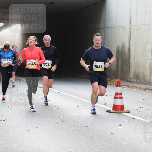 05.10.2025 - 20. swb-Marathon Bremen Michael Strokosch http://msf.ph/oto/9206249 05.10.2025 10:47:29 Laufen 10977, 10388, 9939 meine-sportfotos.de