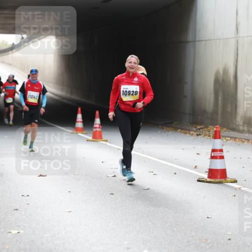 05.10.2025 - 20. swb-Marathon Bremen Michael Strokosch http://msf.ph/oto/9206536 05.10.2025 10:49:42 Laufen 3871, 10262, 11042, 10920 meine-sportfotos.de