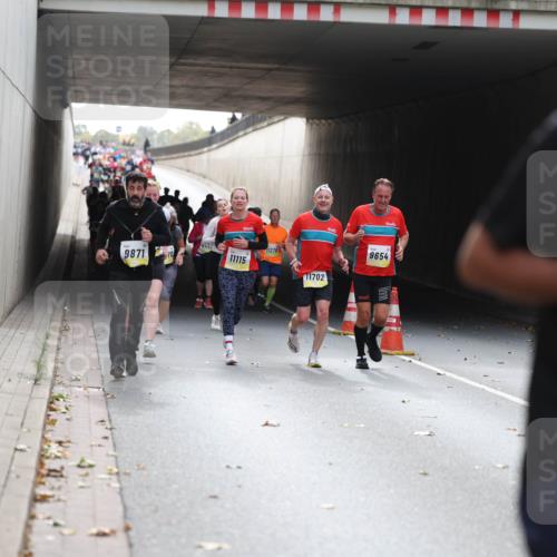 05.10.2025 - 20. swb-Marathon Bremen Michael Strokosch http://msf.ph/oto/9206545 05.10.2025 10:49:47 Laufen 9871, 10, 11115, 1275, 11702, 9654, 102 meine-sportfotos.de