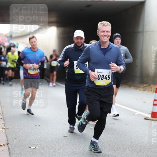 05.10.2025 - 20. swb-Marathon Bremen Michael Strokosch http://msf.ph/oto/9206762 05.10.2025 10:51:21 Laufen 1064, 0845, 1039 meine-sportfotos.de