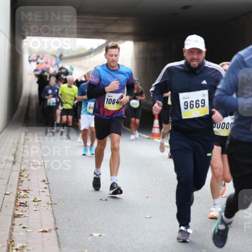 05.10.2025 - 20. swb-Marathon Bremen Michael Strokosch http://msf.ph/oto/9206763 05.10.2025 10:51:22 Laufen 94, 1064, 9669, 1000, 10845 meine-sportfotos.de