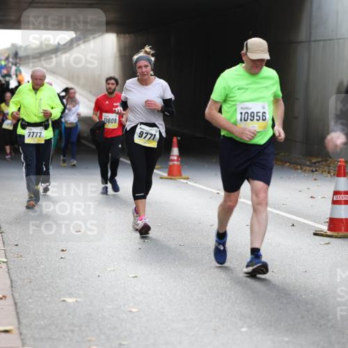 05.10.2025 - 20. swb-Marathon Bremen Michael Strokosch http://msf.ph/oto/9206800 05.10.2025 10:58:18 Laufen 7777, 11609, 9771, 10956, 9915 meine-sportfotos.de