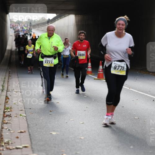 05.10.2025 - 20. swb-Marathon Bremen Michael Strokosch http://msf.ph/oto/9206808 05.10.2025 10:58:20 Laufen 11656, 7777, 11609, 9771 meine-sportfotos.de