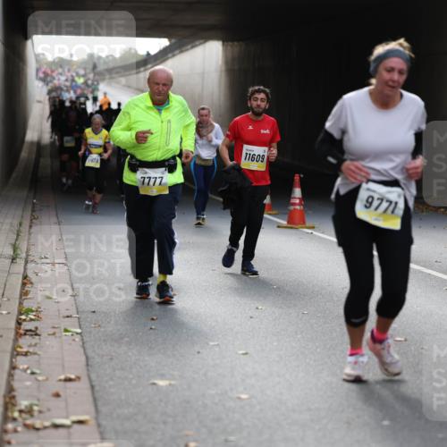 05.10.2025 - 20. swb-Marathon Bremen Michael Strokosch http://msf.ph/oto/9206811 05.10.2025 10:58:20 Laufen 17656, 7777, 11609, 9771 meine-sportfotos.de