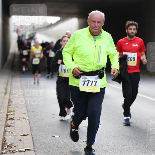 05.10.2025 - 20. swb-Marathon Bremen Michael Strokosch http://msf.ph/oto/9206820 05.10.2025 10:58:23 Laufen 1161, 7777, 609 meine-sportfotos.de