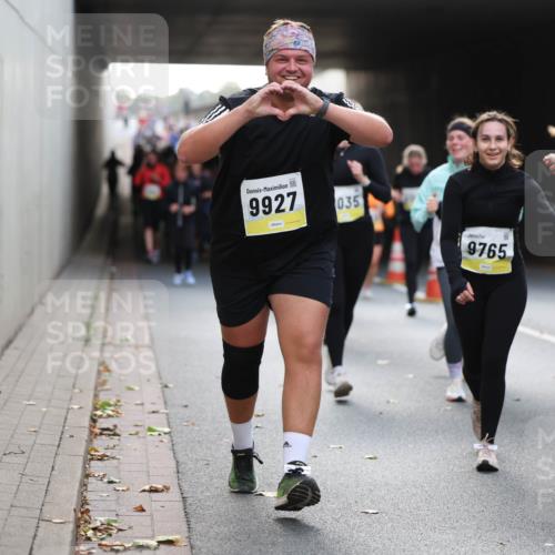 05.10.2025 - 20. swb-Marathon Bremen Michael Strokosch http://msf.ph/oto/9206879 05.10.2025 10:58:32 Laufen 9927, 035, 9765, 109, 11427 meine-sportfotos.de