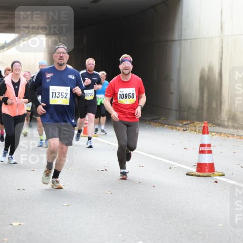 05.10.2025 - 20. swb-Marathon Bremen Michael Strokosch http://msf.ph/oto/9206884 05.10.2025 10:51:57 Laufen 221, 11352, 0703, 10950 meine-sportfotos.de