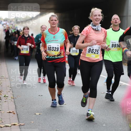 05.10.2025 - 20. swb-Marathon Bremen Michael Strokosch http://msf.ph/oto/9206895 05.10.2025 10:52:04 Laufen 9719, 10, 10329, 11116, 1, 9625, 9914 meine-sportfotos.de