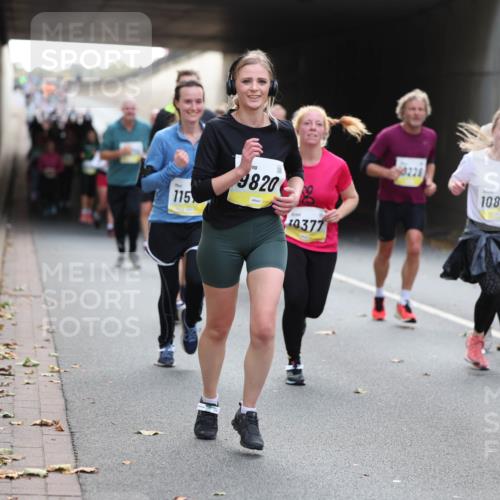 05.10.2025 - 20. swb-Marathon Bremen Michael Strokosch http://msf.ph/oto/9206970 05.10.2025 10:52:23 Laufen 115, 9820, 10377, 10890, 35 meine-sportfotos.de