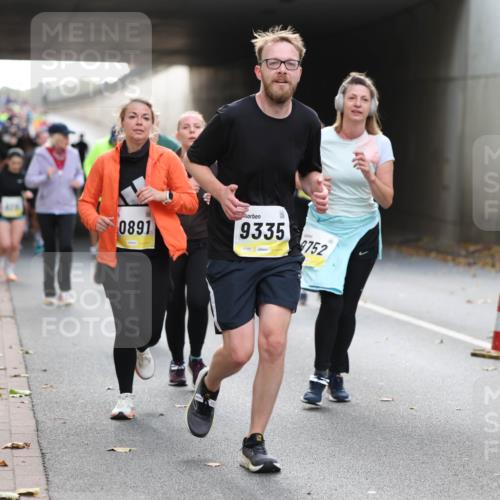 05.10.2025 - 20. swb-Marathon Bremen Michael Strokosch http://msf.ph/oto/9207011 05.10.2025 10:59:02 Laufen 0891, 9335, 02360, 9752, 1154 meine-sportfotos.de