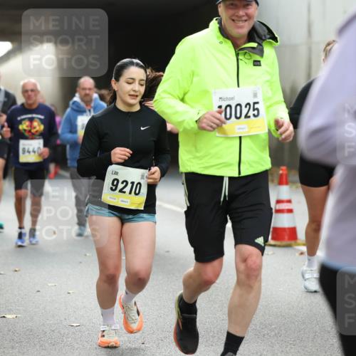 05.10.2025 - 20. swb-Marathon Bremen Michael Strokosch http://msf.ph/oto/9207030 05.10.2025 10:59:08 Laufen 9440, 9210, 0025 meine-sportfotos.de