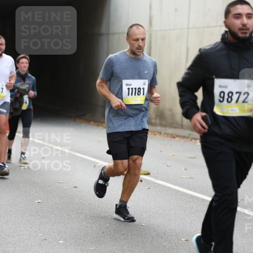 05.10.2025 - 20. swb-Marathon Bremen Michael Strokosch http://msf.ph/oto/9207117 05.10.2025 10:52:53 Laufen 974, 9847, 11181, 9872 meine-sportfotos.de