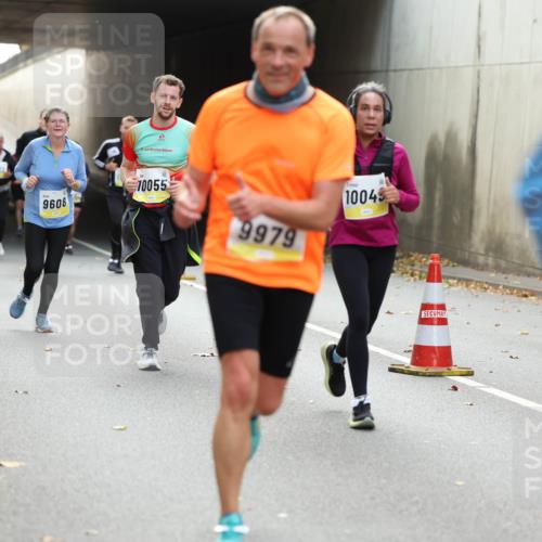 05.10.2025 - 20. swb-Marathon Bremen Michael Strokosch http://msf.ph/oto/9207172 05.10.2025 10:53:04 Laufen 70, 1172, 10055, 9608, 9979, 10043 meine-sportfotos.de