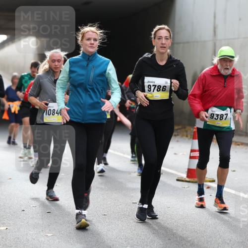 05.10.2025 - 20. swb-Marathon Bremen Michael Strokosch http://msf.ph/oto/9207197 05.10.2025 10:59:45 Laufen 11233, 7979, 1084, 9786, 9387 meine-sportfotos.de