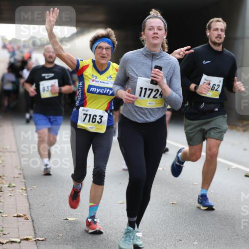05.10.2025 - 20. swb-Marathon Bremen Michael Strokosch http://msf.ph/oto/9207202 05.10.2025 10:53:09 Laufen 937, 11724, 7163, 62, 62, 11049 meine-sportfotos.de