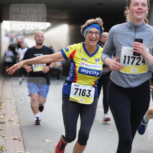 05.10.2025 - 20. swb-Marathon Bremen Michael Strokosch http://msf.ph/oto/9207205 05.10.2025 10:53:10 Laufen 8579, 11724, 7163, 9262 meine-sportfotos.de