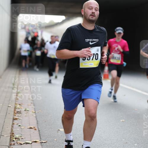 05.10.2025 - 20. swb-Marathon Bremen Michael Strokosch http://msf.ph/oto/9207215 05.10.2025 10:53:12 Laufen 5570, 02570, 10407 meine-sportfotos.de