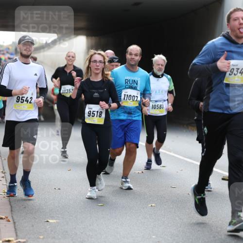 05.10.2025 - 20. swb-Marathon Bremen Michael Strokosch http://msf.ph/oto/9207247 05.10.2025 10:53:20 Laufen 9542, 10353, 9518, 10, 11007, 1056, 9346 meine-sportfotos.de