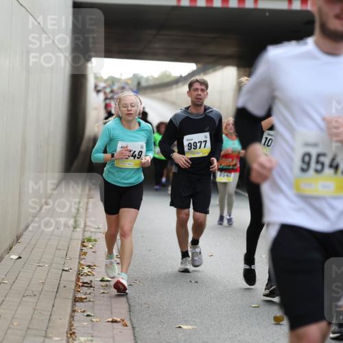 05.10.2025 - 20. swb-Marathon Bremen Michael Strokosch http://msf.ph/oto/9207251 05.10.2025 10:53:22 Laufen 49, 9977, 8549, 10, 9542 meine-sportfotos.de