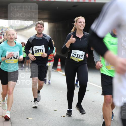05.10.2025 - 20. swb-Marathon Bremen Michael Strokosch http://msf.ph/oto/9207254 05.10.2025 10:53:22 Laufen 549, 9977, 10353, 954 meine-sportfotos.de