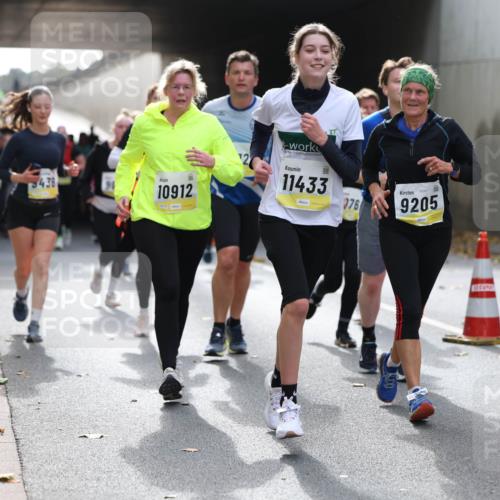 05.10.2025 - 20. swb-Marathon Bremen Michael Strokosch http://msf.ph/oto/9207291 05.10.2025 11:00:08 Laufen 438, 10912, 11433, 276, 9205 meine-sportfotos.de