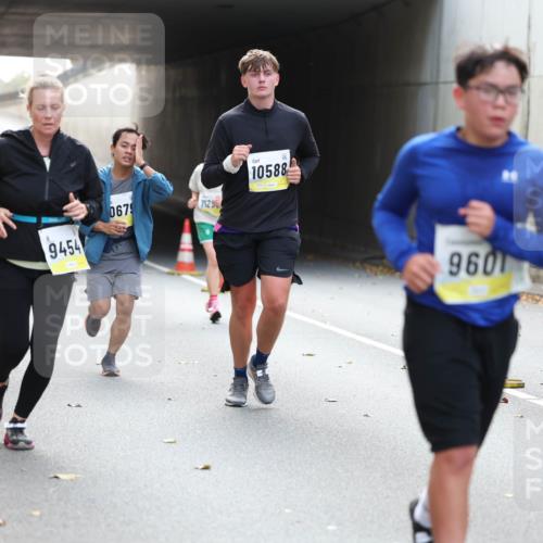 05.10.2025 - 20. swb-Marathon Bremen Michael Strokosch http://msf.ph/oto/9207304 05.10.2025 10:53:33 Laufen 9454, 0679, 1129, 10588, 9601 meine-sportfotos.de