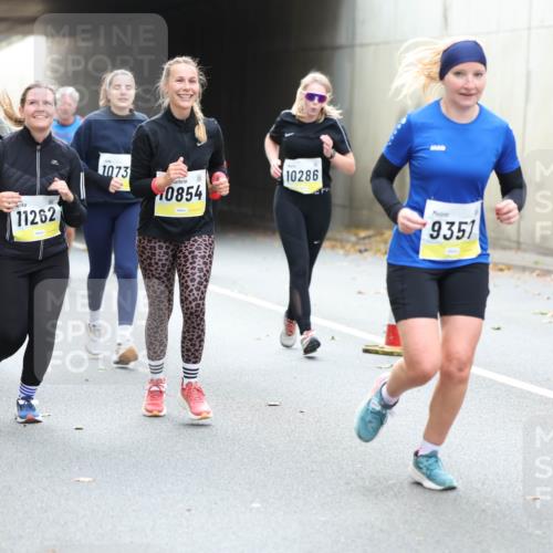 05.10.2025 - 20. swb-Marathon Bremen Michael Strokosch http://msf.ph/oto/9207400 05.10.2025 11:00:37 Laufen 1016, 11262, 1073, 0854, 10286, 9351 meine-sportfotos.de