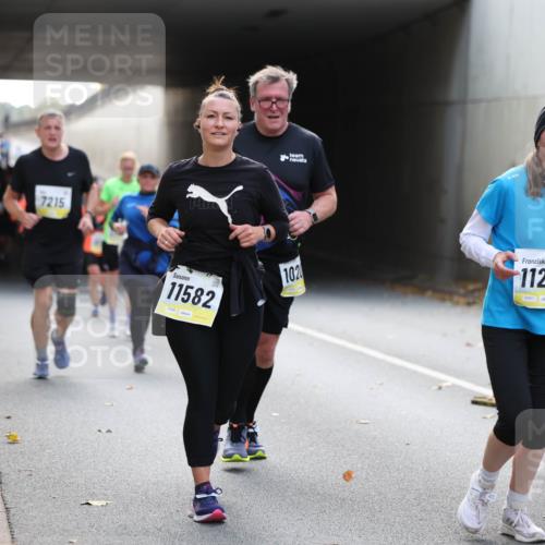 05.10.2025 - 20. swb-Marathon Bremen Michael Strokosch http://msf.ph/oto/9207410 05.10.2025 10:53:55 Laufen 7215, 11582, 02580, 1020, 11266, 251 meine-sportfotos.de