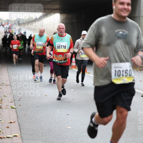 05.10.2025 - 20. swb-Marathon Bremen Michael Strokosch http://msf.ph/oto/9207412 05.10.2025 11:00:40 Laufen 10580, 10776, 978, 10160 meine-sportfotos.de