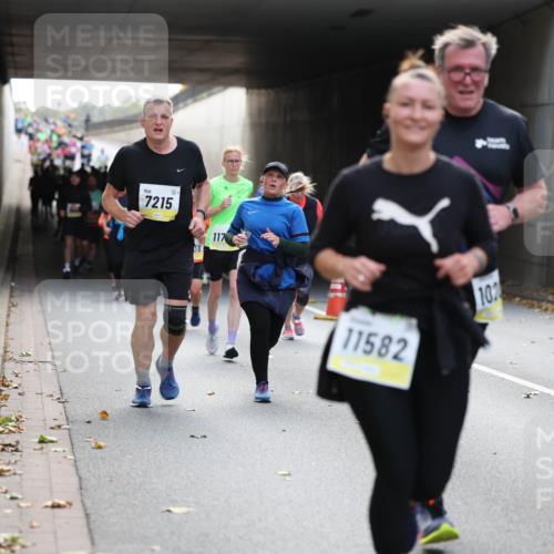 05.10.2025 - 20. swb-Marathon Bremen Michael Strokosch http://msf.ph/oto/9207413 05.10.2025 10:53:56 Laufen 7215, 117, 11582, 102 meine-sportfotos.de