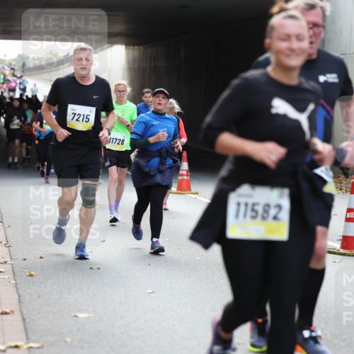 05.10.2025 - 20. swb-Marathon Bremen Michael Strokosch http://msf.ph/oto/9207414 05.10.2025 10:53:56 Laufen 7215, 11728, 11582 meine-sportfotos.de