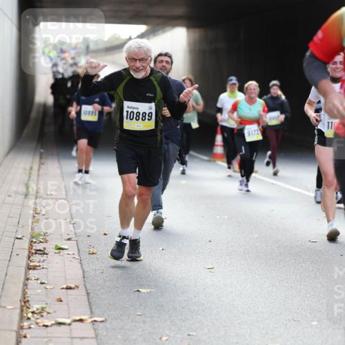 05.10.2025 - 20. swb-Marathon Bremen Michael Strokosch http://msf.ph/oto/9207491 05.10.2025 10:54:13 Laufen 10985, 10889, 9173, 110, 9672 meine-sportfotos.de