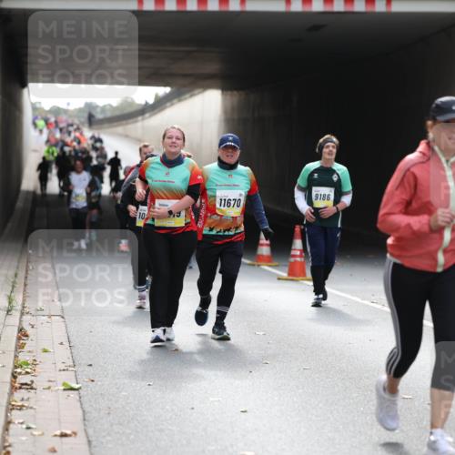 05.10.2025 - 20. swb-Marathon Bremen Michael Strokosch http://msf.ph/oto/9207566 05.10.2025 11:01:19 Laufen 9186, 10, 11670 meine-sportfotos.de
