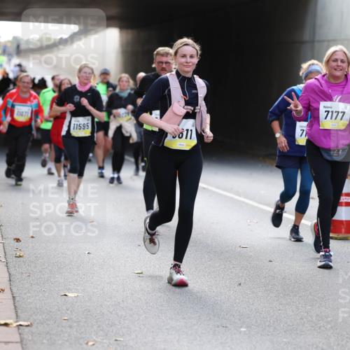 05.10.2025 - 20. swb-Marathon Bremen Michael Strokosch http://msf.ph/oto/9207588 05.10.2025 10:54:32 Laufen 1471, 11595, 811, 71, 7177, 10 meine-sportfotos.de