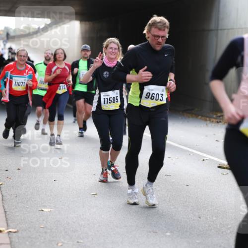 05.10.2025 - 20. swb-Marathon Bremen Michael Strokosch http://msf.ph/oto/9207598 05.10.2025 10:54:33 Laufen 11071, 100, 079, 11595, 9603, 9611 meine-sportfotos.de