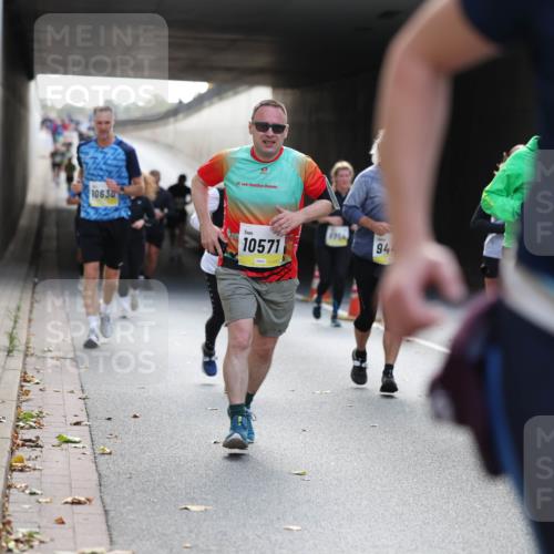 05.10.2025 - 20. swb-Marathon Bremen Michael Strokosch http://msf.ph/oto/9207674 05.10.2025 10:54:49 Laufen 10630, 20, 10571, 1756, 94, 99 meine-sportfotos.de