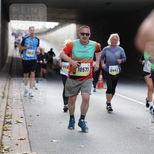 05.10.2025 - 20. swb-Marathon Bremen Michael Strokosch http://msf.ph/oto/9207675 05.10.2025 10:54:49 Laufen 10630, 20, 988, 10571, 11, 9443 meine-sportfotos.de