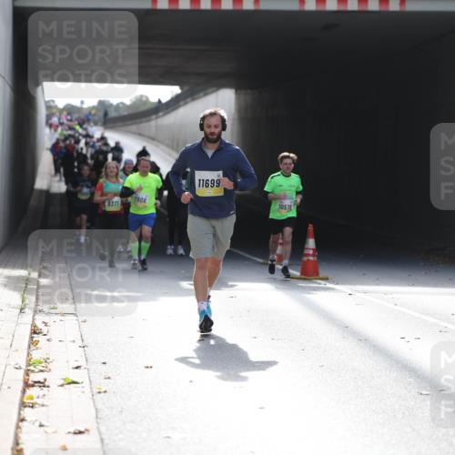05.10.2025 - 20. swb-Marathon Bremen Michael Strokosch http://msf.ph/oto/9207746 05.10.2025 10:55:09 Laufen 7908, 9371, 11699, 10518 meine-sportfotos.de