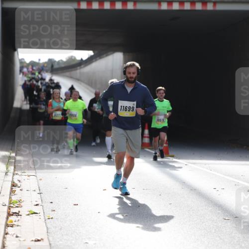 05.10.2025 - 20. swb-Marathon Bremen Michael Strokosch http://msf.ph/oto/9207748 05.10.2025 10:55:10 Laufen 11699, 337, 7908, 10518 meine-sportfotos.de