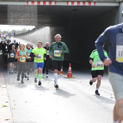 05.10.2025 - 20. swb-Marathon Bremen Michael Strokosch http://msf.ph/oto/9207756 05.10.2025 10:55:12 Laufen 11680, 9371, 60, 1908, 278, 11162, 10518, 11699 meine-sportfotos.de