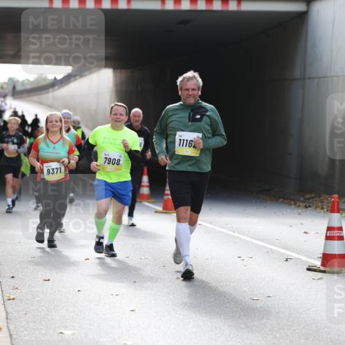 05.10.2025 - 20. swb-Marathon Bremen Michael Strokosch http://msf.ph/oto/9207765 05.10.2025 10:55:14 Laufen 9371, 7908, 1116, 10518 meine-sportfotos.de