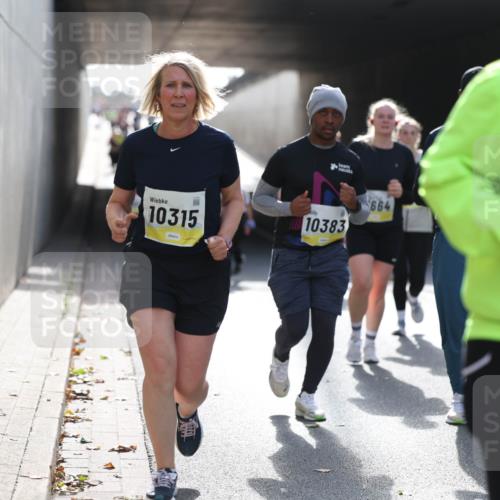 05.10.2025 - 20. swb-Marathon Bremen Michael Strokosch http://msf.ph/oto/9207967 05.10.2025 11:02:54 Laufen 10315, 10383, 664 meine-sportfotos.de