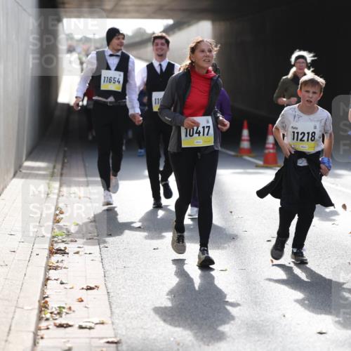 05.10.2025 - 20. swb-Marathon Bremen Michael Strokosch http://msf.ph/oto/9207991 05.10.2025 11:02:59 Laufen 11654, 11, 10417, 11218, 11219 meine-sportfotos.de