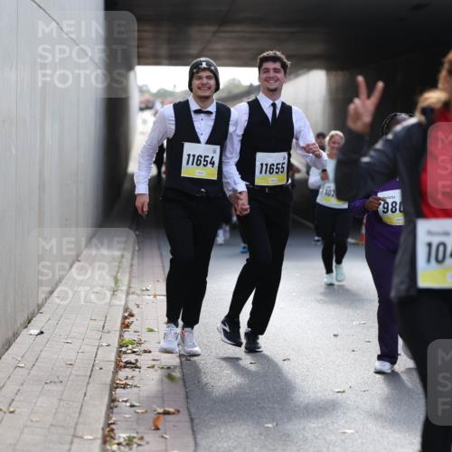 05.10.2025 - 20. swb-Marathon Bremen Michael Strokosch http://msf.ph/oto/9208002 05.10.2025 11:03:01 Laufen 11654, 11655, 102, 980, 10417 meine-sportfotos.de